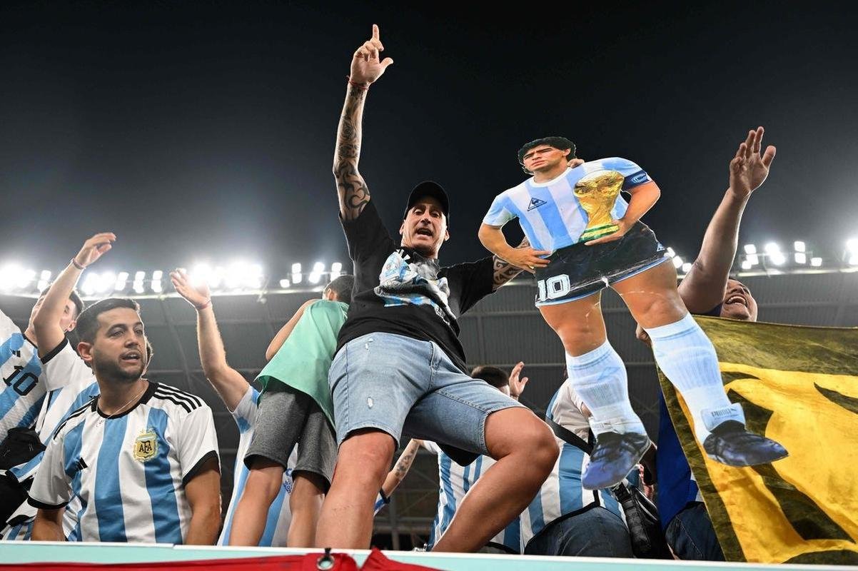 Fotos das torcidas de Argentina e Polnia durante jogo entre as duas selees pelo Grupo C da Copa do Mundo, no Estdio 974, em Doha, no Catar