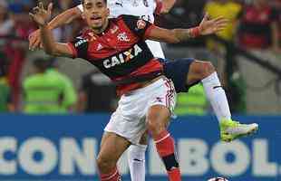 No primeiro tempo, Paquet abriu o placar para o Flamengo; Barco empatou para o Independiente, de pnalti