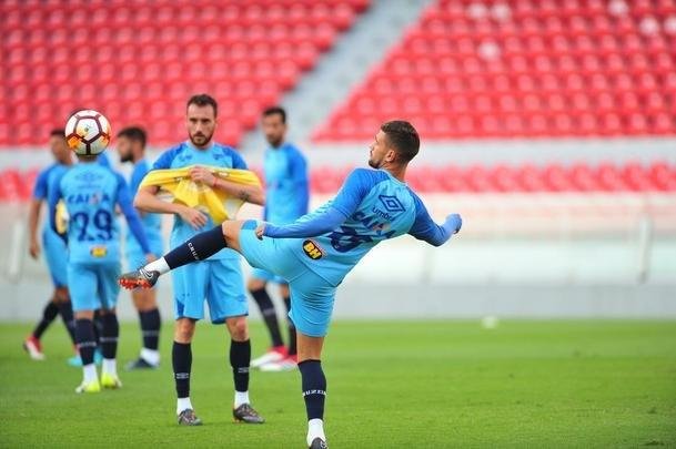Fotos do treino do Cruzeiro no estdio Libertadores de Amrica, casa do Independiente, em Avellaneda. Time celeste fechou preparao para o jogo contra o Racing, s 21h30 desta tera-feira, no El Cilindro, pela primeira rodada do Grupo 5 da Copa Libertadores (Ramon Lisboa/EM D.A Press)