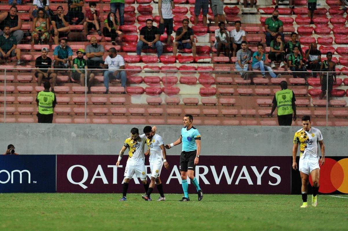 Aos 46min da etapa complementar, Josue Colmn fez linda jogada individual e contou com desvio da defesa para dar um 'banho de gua fria' nos mandantes: Guaran 1 a 0.