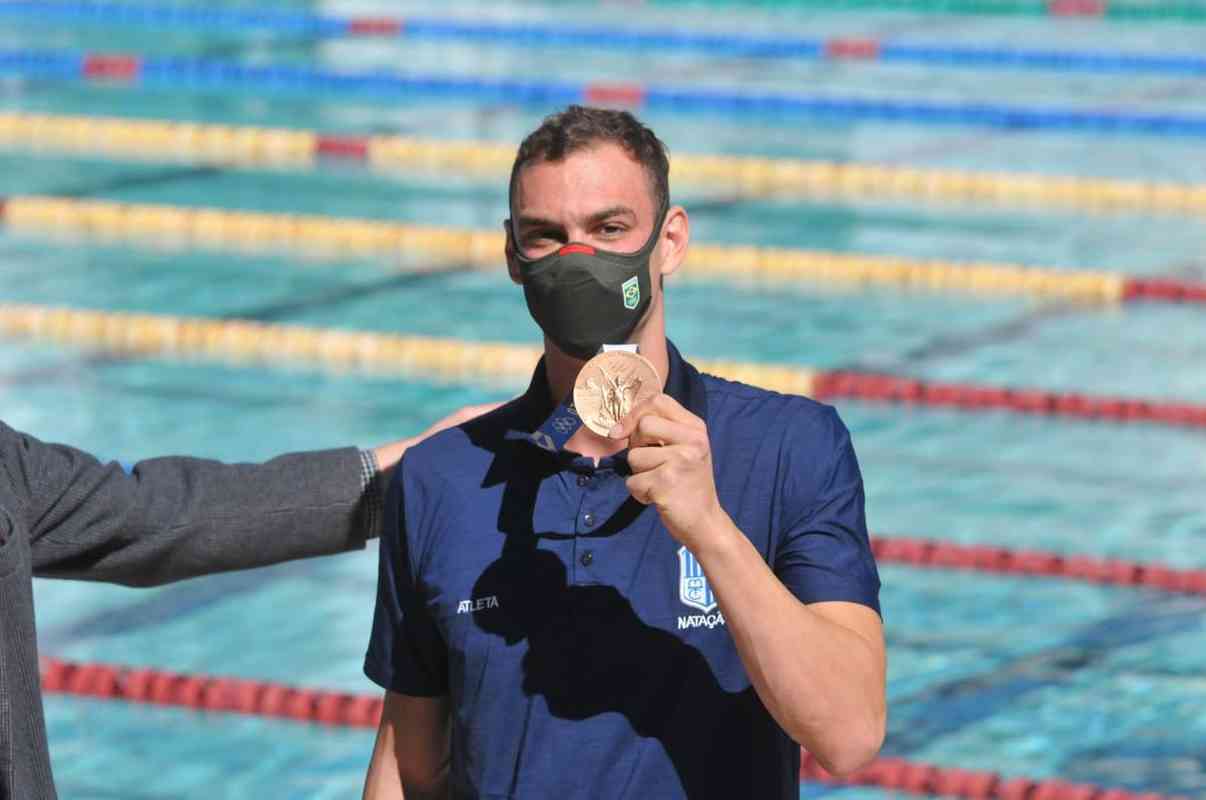 Medalha de bronze nos 200m livre, em Tquio, nadador Fernando Scheffer se reapresenta ao Minas Tnis Clube, em BH, e  festejado por funcionrios, diretoria e fs