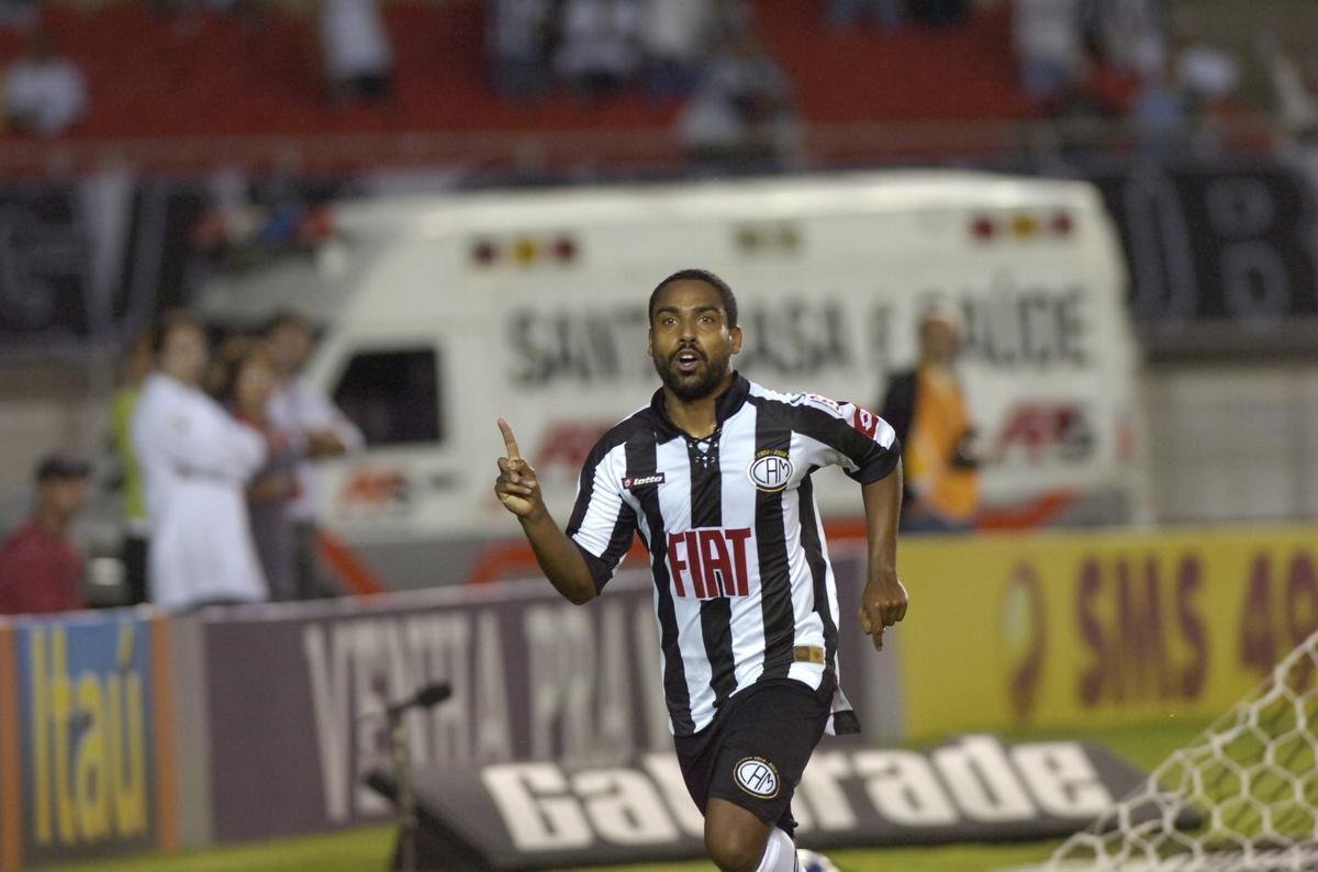 Coelho (2008) - Em 2007, se destacou pela fora fsica e gols. No ano seguinte, o Corinthians quis o retorno do jogador, mas logo o emprestou ao Galo de novo. No meio de 2008, o clube paulista emprestou o lateral para o Bologna, da Itlia. Quando o contrato com os italianos se encerrou, Coelho voltou para o Galo, desta vez com menos destaque, at deixar o clube, em meados de 2010. Foram 91 jogos e 13 gols com a camisa alvinegra.