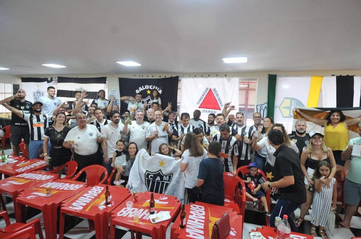 GaloCuia, nesse sbado (19), reuniu dezenas de atleticanos em 'concentrao' para a Supercopa do Brasil contra o Flamengo. As equipes se enfrentam no domingo, na Arena Pantanal, em busca do primeiro trofu da temporada 2022.