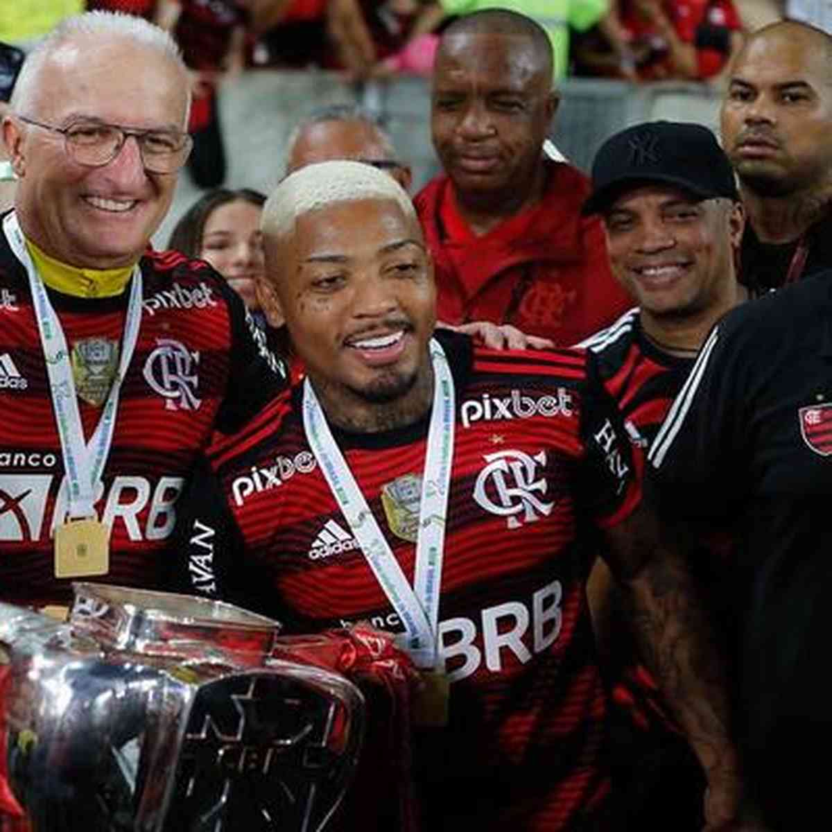 Após benzer a taça da Copa do Brasil, torcedores do Flamengo