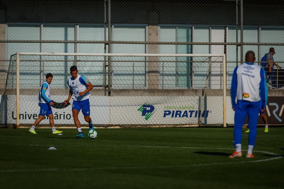 Cruzeiro treinou nesta tera-feira no CT do Grmio, em Porto Alegre, e concluiu a preparao para o duelo com o Internacional, no Beira-Rio, pela semifinal da Copa do Brasil. Time precisa de vitria por dois gols de diferena para ir  final. Se vencer por um gol de vantagem, a deciso ser nos pnaltis. Rogrio Ceni deve escalar o time com Fbio; Edilson, Ded (Fabrcio Bruno), Leo e Dod; Henrique e Robinho; Marquinhos Gabriel, Thiago Neves e David; Pedro Rocha.