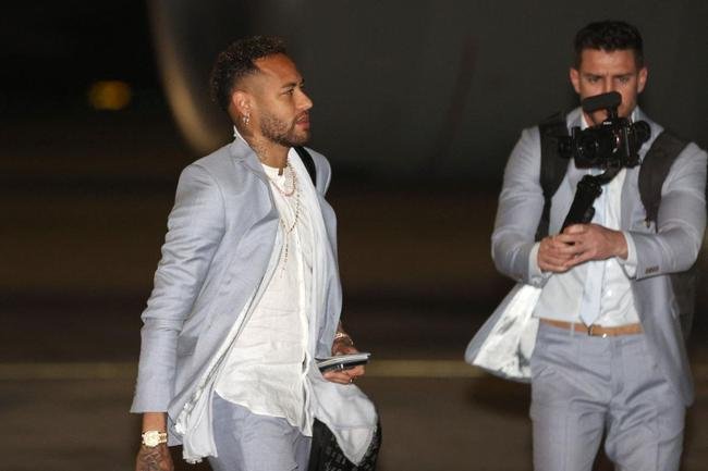 Neymar no aeroporto de Doha antes do incio da Copa do Mundo 