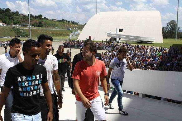 Governador Anastasia entregou uma placa aos campees brasileiros e recebeu uma camisa do Cruzeiro de presente, na Cidade Administrativa