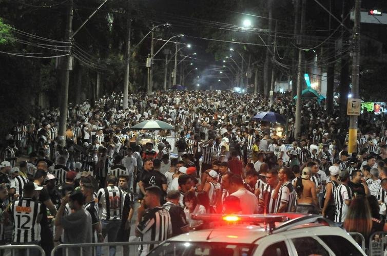 Atleticanos invadiram o Mineirão no jogo contra o Grêmio e bateram recorde de público no Brasileiro; veja fotos do entorno do estádio antes da partida
