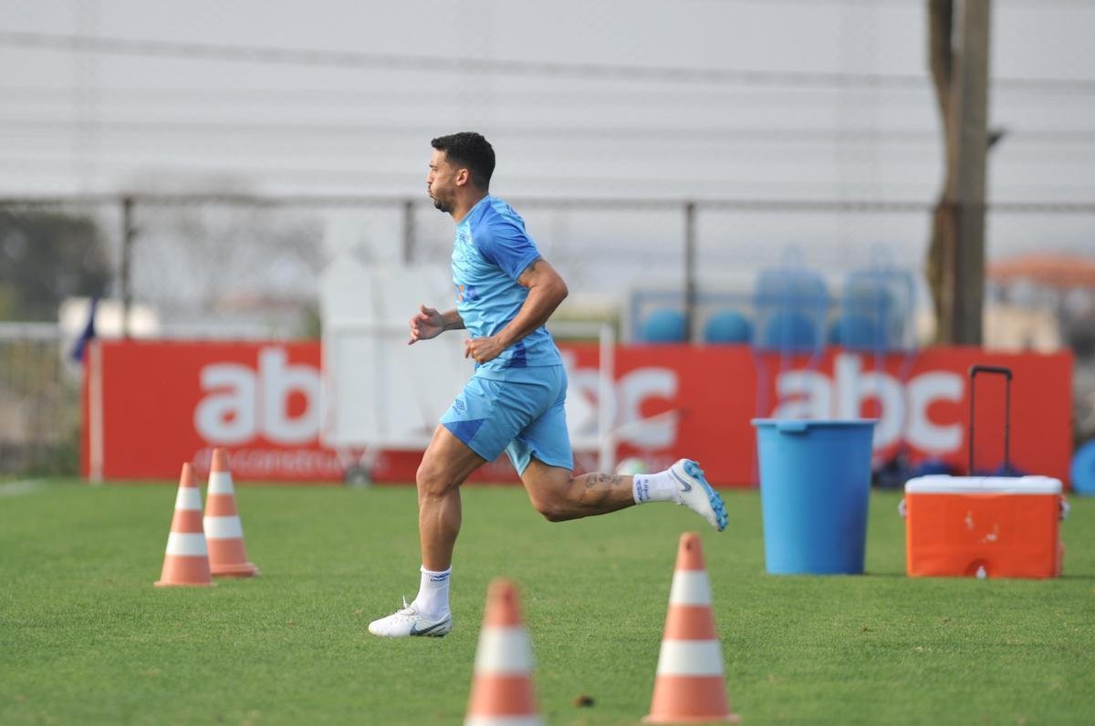 Lateral-direito Edilson fez trabalhos fsicos  parte nesta sexta-feira, na Toca da Raposa II
