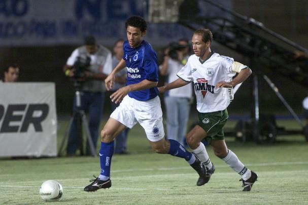 Fred em ação pelo Cruzeiro entre 2004 e 2005