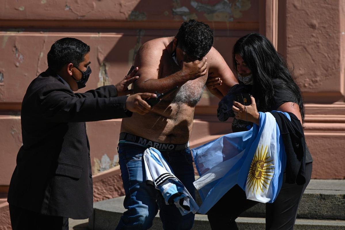 Por volta das 15h30, um tumulto obrigou a polcia a encerrar o velrio de Maradona na Casa Rosada, em Buenos Aires