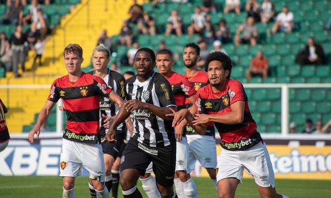 O primeiro gol de Hernane no returno foi na vitória diante do Figueirense, em partida válida pela 21ª rodada