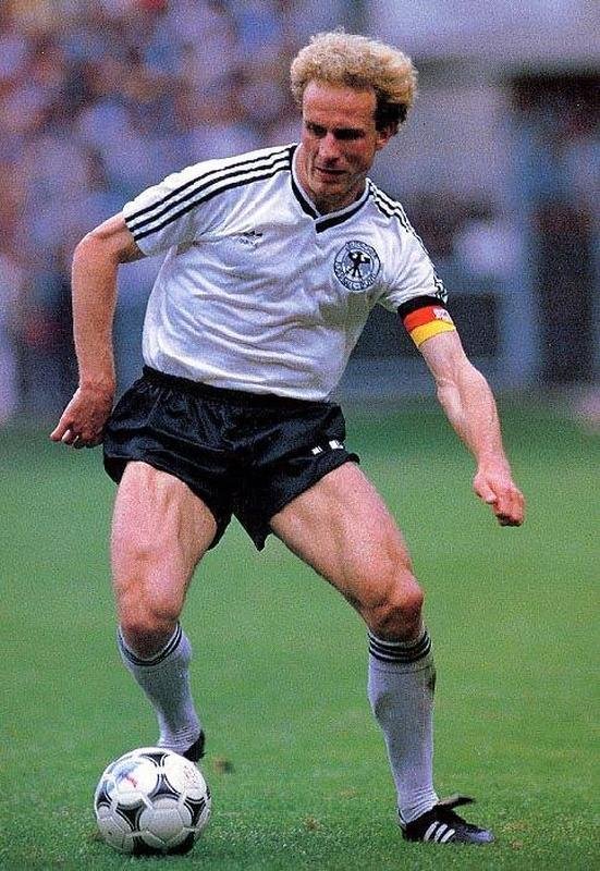Karl-Heinz Rummenigge (Alemanha) - Um dos maiores jogadores do Bayern de Munique e da Seleo Alem, centroavante foi vice-campeo mundial em duas oportunidades: 1982 e 1986, perdendo as finais para Itlia e Argentina 