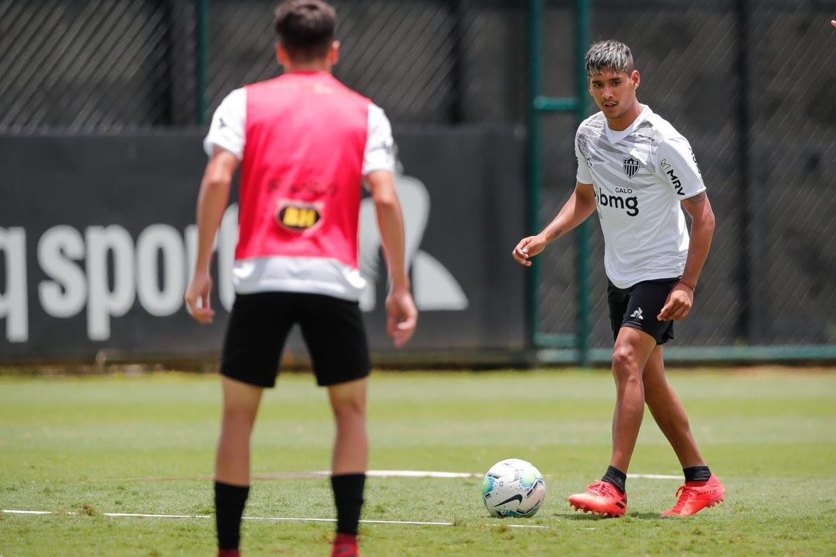 Aps polmica balada, Dylan e Marrony participam normalmente do treino na Cidade do Galo