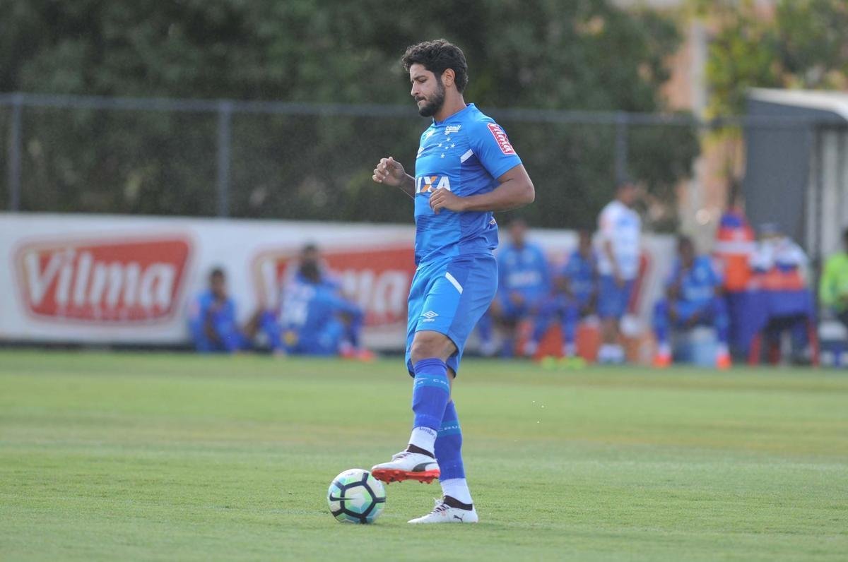 Jogadores do Cruzeiro trabalharam em tom descontrado na Toca da Raposa antes de final com Flamengo