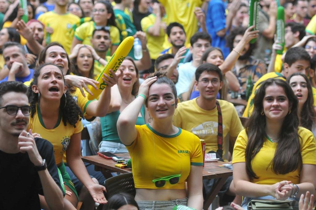 Torcedores se concentraram nos bares da Savassi, em Belo Horizonte, para acompanhar o jogo entre Brasil x Camares pela Copa do Mundo