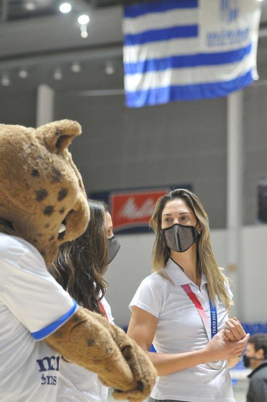 Macrs e Carol Gattaz so recebidas com festa no Minas aps prata em Tquio com a Seleo Brasileira de Vlei