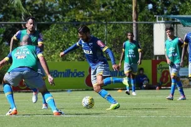 Com Rafael Sobis, Ramn bila e Edimar em campo, reservas do Cruzeiro treinaram com bola na manh desta segunda-feira, na Toca da Raposa II. Titulares realizaram atividade regenerativa (Euler Junior/EM D.A Press)