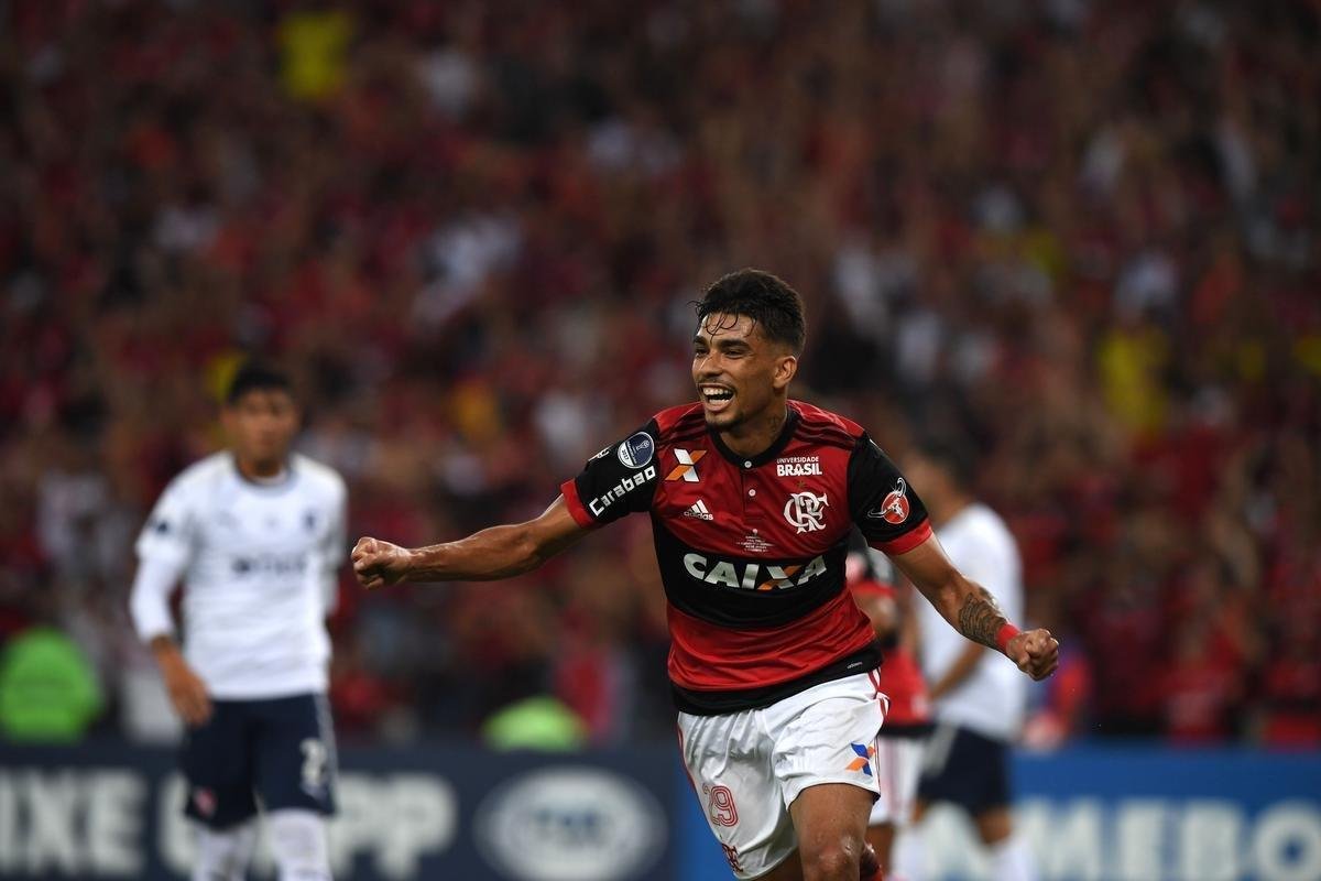 No primeiro tempo, Paquet abriu o placar para o Flamengo; Barco empatou para o Independiente, de pnalti