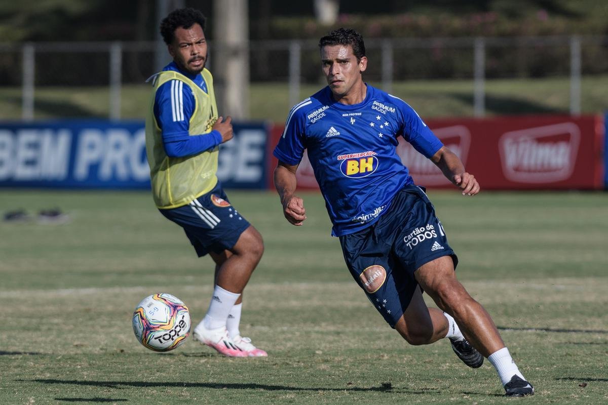 Fotos do primeiro treino do Cruzeiro, na Toca da Raposa II, sob o comando de Ney Franco. Treinador de 54 anos foi oficializado nesta quarta-feira