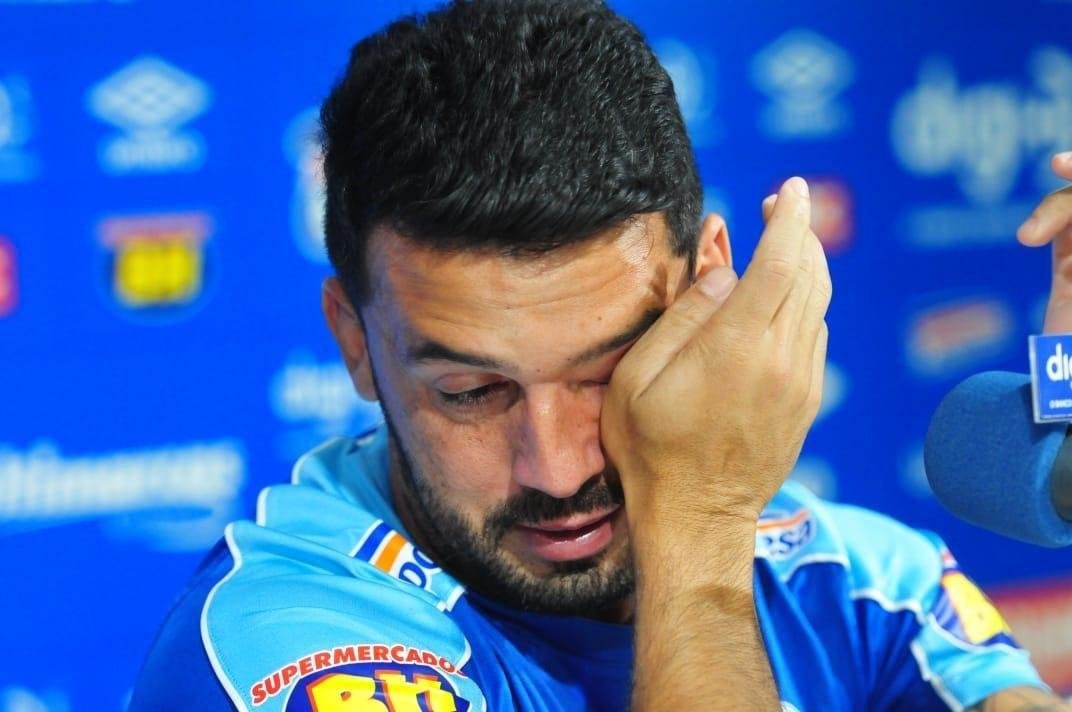Lateral-direito Edilson se emocionou ao comentar situao vivida na Venezuela