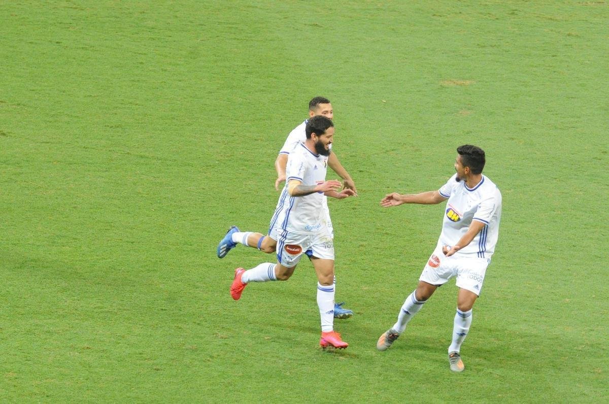 Fotos da comemorao de Arthur Caike ao marcar o segundo gol do Cruzeiro sobre a Ponte Preta