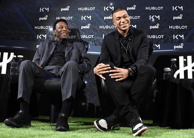 2/4/2019 - Pel com o craque francs Mbapp no Hotel Lutetia, em Paris