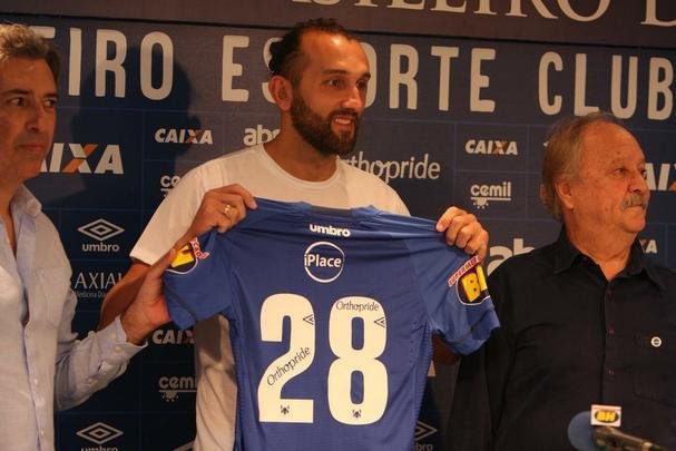 Atacante Barcos, o 'Pirata', vestiu a camisa 28 do Cruzeiro e falou sobre desejo de conquistar muitos ttulos