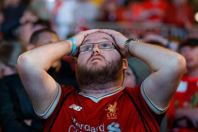 Fotos da decepo de torcedores e jogadores do Liverpool com a perda do ttulo da Champions League