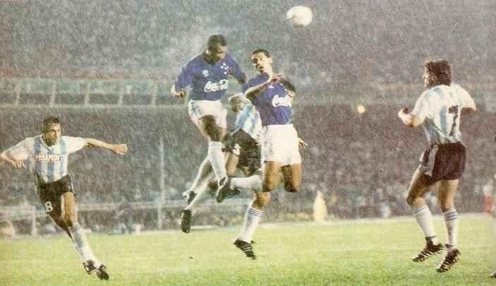 Primeiro jogo da final, no Mineirão, foi disputado debaixo de forte chuva