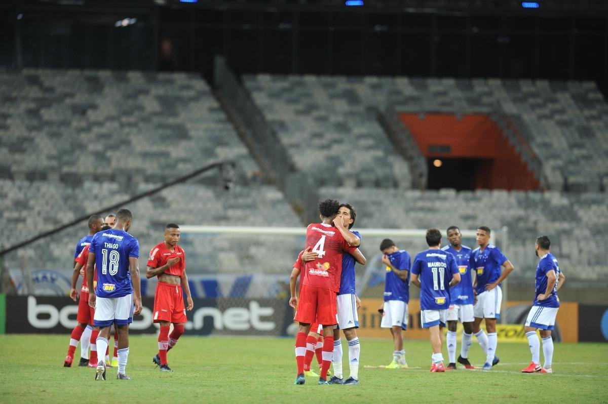 Revs por 2 a 0 para o CRB frustrou torcida do Cruzeiro no Mineiro
