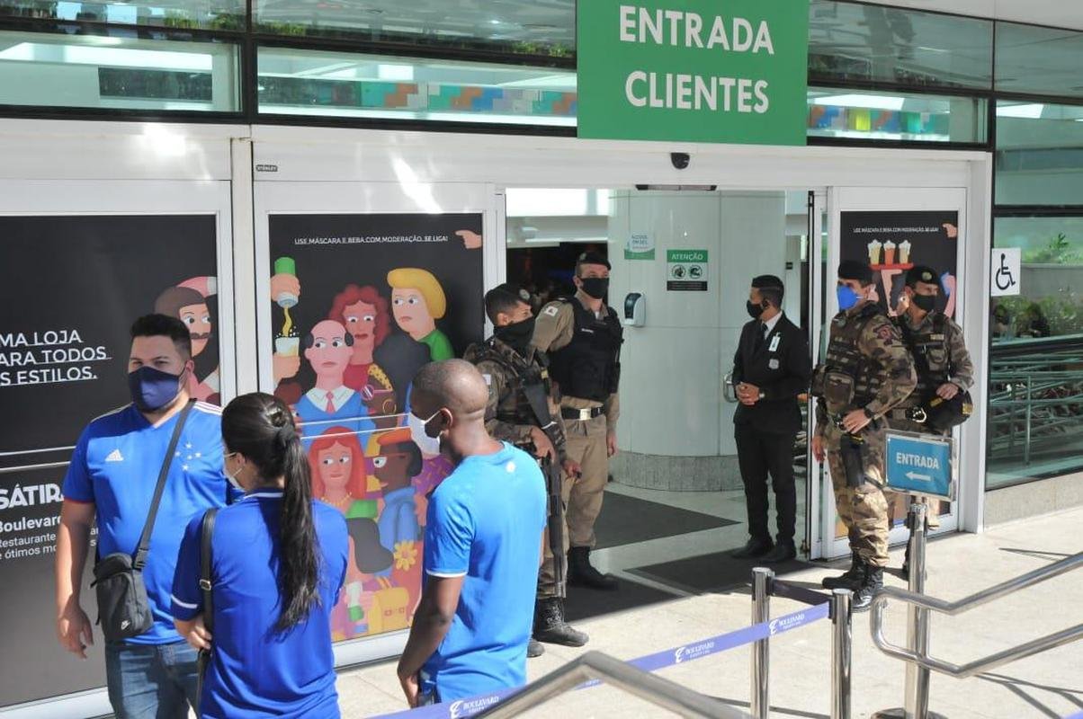 Manifestao de torcedores no Boulevard Corporate Tower, onde funciona a sede do Cruzeiro
