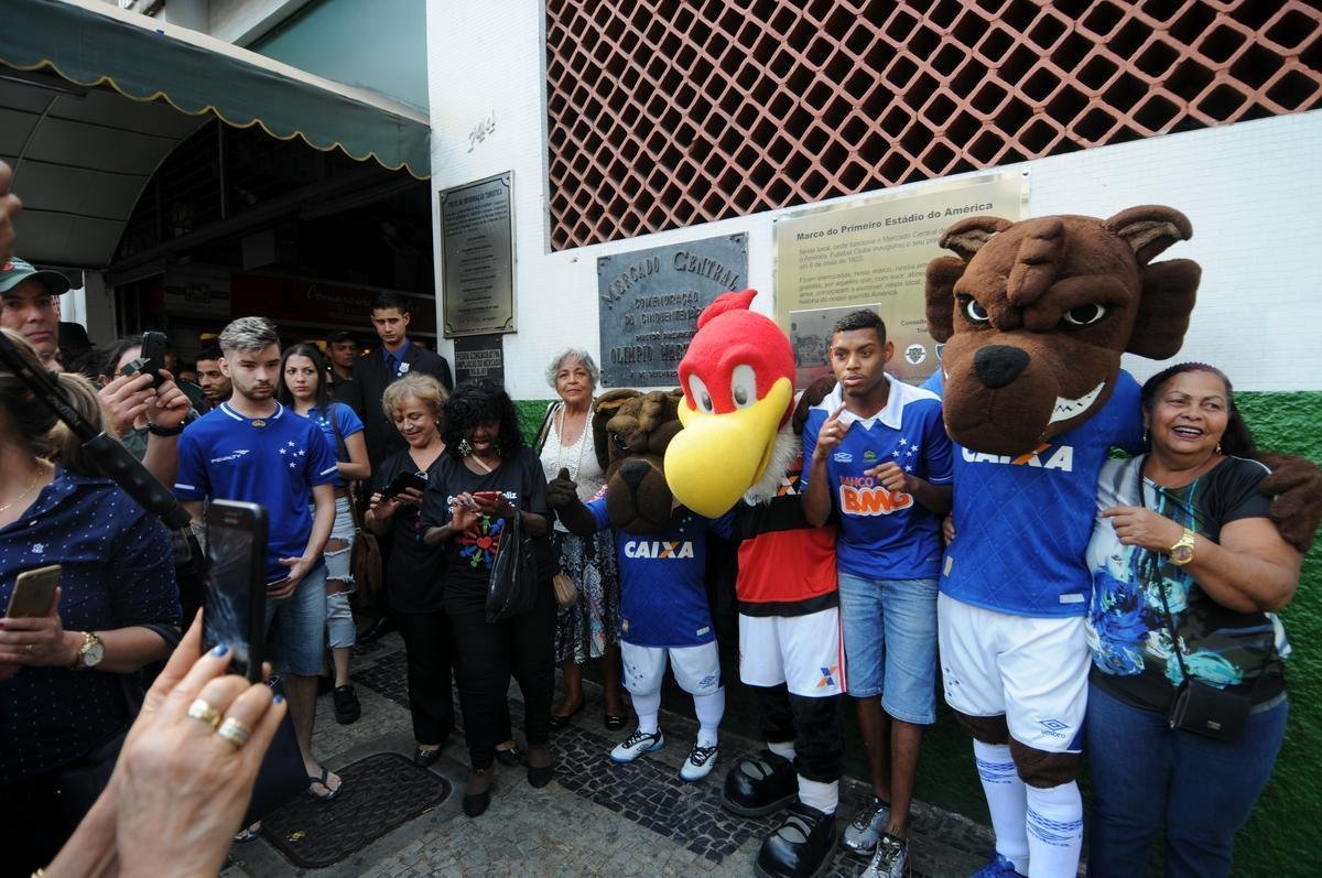 Raposinho e Raposo levaram Urubu, mascote do Flamengo, para conhecer o Mercado Central de BH; teve assdio de torcedores e interesse do carioca pelo queijo mineiro