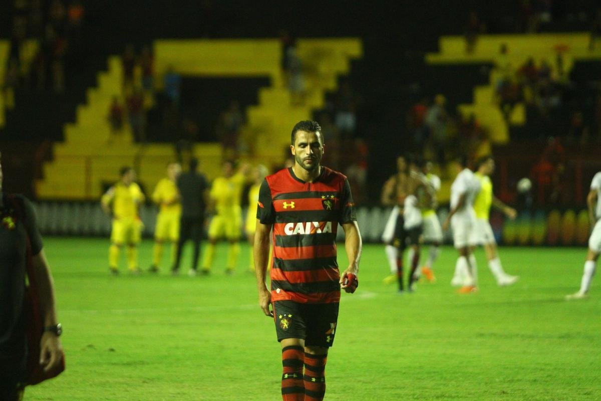 Em 2018, o Sport assinou contrato com a Under Armour de cinco anos. Na primeira verso, o uniforme nmero 1 voltou a contar com listras rubro-negras no meio. 