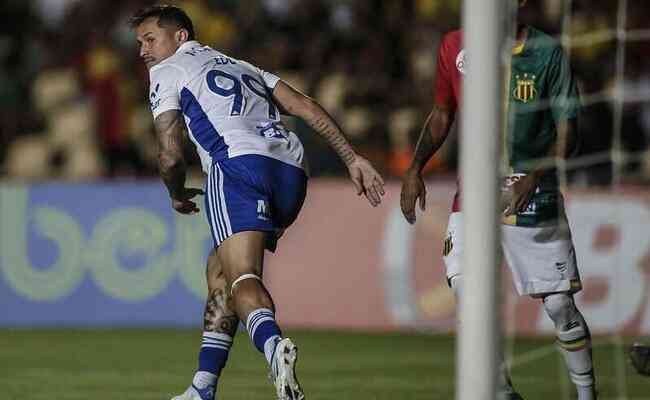 Edu comemora gol do Cruzeiro no empate com o Sampaio Corra