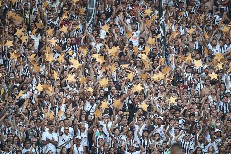 Dezembro/2021 - A festa do título seguiu na cidade. No dia 5 de dezembro, o Galo recebeu o Bragantino no Mineirão, no jogo em que levantou a taça e deu a volta olímpica. A equipe venceu por 4 a 3 em uma grande atuação, que ficou marcada pelo maior público pagante do novo Mineirão: 61.573 pessoas estiveram presentes no Gigante da Pampulha para vibrar com o título alvinegro.