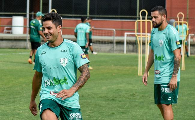 Henrique Almeida (à esquerda) e Felipe Azevedo (à direita) devem ser titulares do América contra o Atlético-GO
