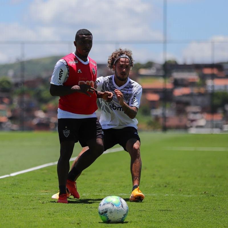 Atlético divulga fotos do novo uniforme de treino