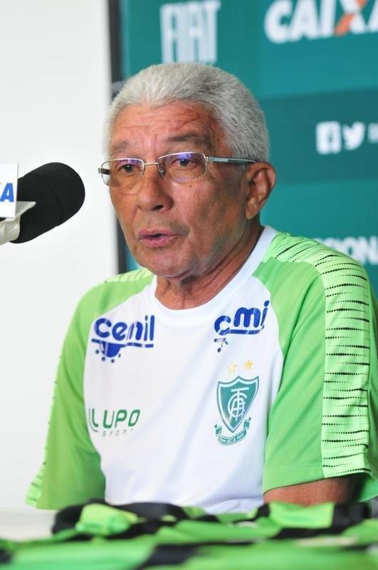 Tcnico Givanildo Oliveira foi apresentado no CT Lanna Drumond pelo presidente Marcus Salum e comandou seu primeiro treino visando ao jogo de quinta-feira, contra o Internacional, em Porto Alegre