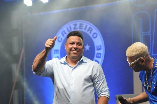Ronaldo levou cruzeirenses de Conselheiro Lafaiete ao delrio ao participar da Caravana do Cruzeiro nesta quarta-feira (26). Fenmeno esteve acompanhado no palco de Pedro Loureno, patrocinador do clube, e ganhou msica nova produzida pelo rapper Das Quebradas