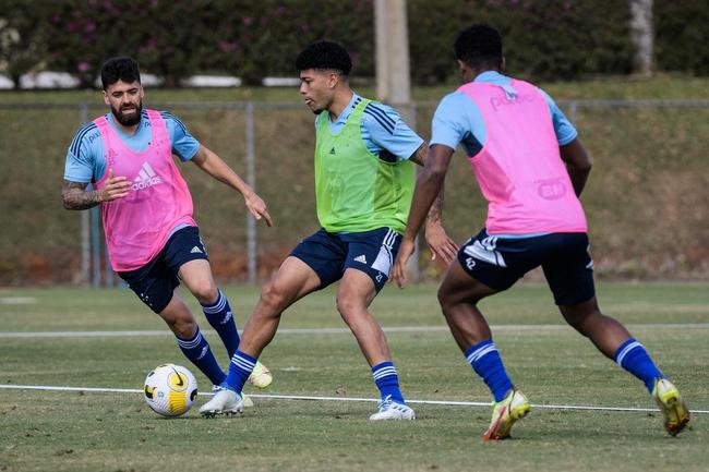 Fotos do treino do Cruzeiro neste domingo, na Toca da Raposa II. As novidades foram as presenas do atacante Rafa Silva, recuperado de incmodo no p direito, e dos recm-contratados Luis Felipe (zagueiro, ex-PSV da Holanda) e Bruno Rodrigues (atacante, ex-Famalico de Portugal)