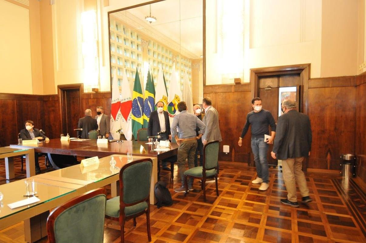 Reunio entre a Prefeitura de Belo Horizonte definiu a liberao de 30% de pblico nos jogos de Amrica, Atltico e Cruzeiro. Agora, para atuar diante de suas torcidas, os clubes precisam ter o aval das confederaes. No momento, apenas a Conmebol autorizou partidas com torcida na Copa Libertadores e na Copa Sul-Americana. A CBF ainda no permitiu em duelos do Campeonato Brasileiro.