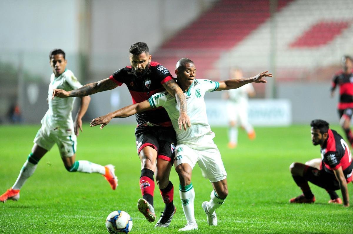 Fotos de mais uma derrota do Amrica na Srie B; Coelho foi superado no Independncia pelo Atltico-GO, por 1 a 0. Gol do rubro-negro goiano foi de Jorginho