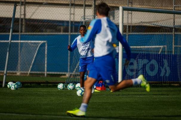 Cruzeiro treinou nesta tera-feira no CT do Grmio, em Porto Alegre, e concluiu a preparao para o duelo com o Internacional, no Beira-Rio, pela semifinal da Copa do Brasil. Time precisa de vitria por dois gols de diferena para ir  final. Se vencer por um gol de vantagem, a deciso ser nos pnaltis. Rogrio Ceni deve escalar o time com Fbio; Edilson, Ded (Fabrcio Bruno), Leo e Dod; Henrique e Robinho; Marquinhos Gabriel, Thiago Neves e David; Pedro Rocha.