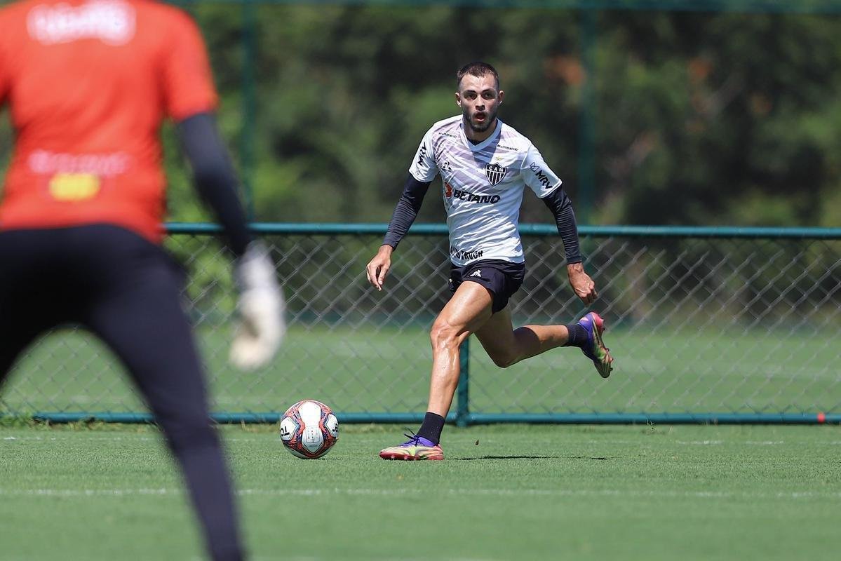 Fotos do coletivo entre profissionais e sub-20 do Atltico