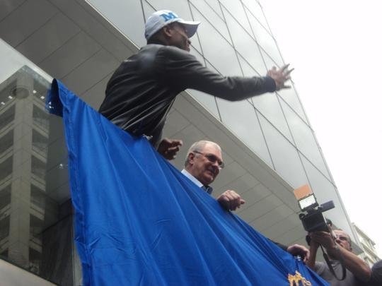 Novo reforo do Cruzeiro, Jlio Baptista foi recepcionado pelo presidente Gilvan de Pinho Tavares e acenou para torcedores da sacada da sede administrativa no Barro Preto