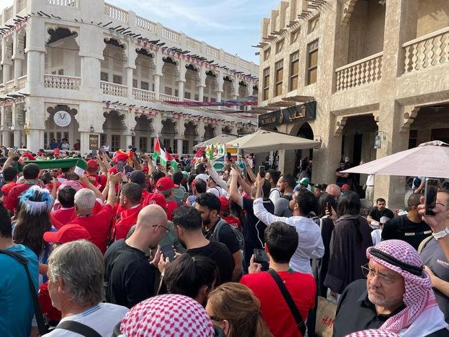 Torcidas da Copa do Mundo de 2022 tm se encontrado no Souq Waqif, tradicional mercado em Doha, no Catar.