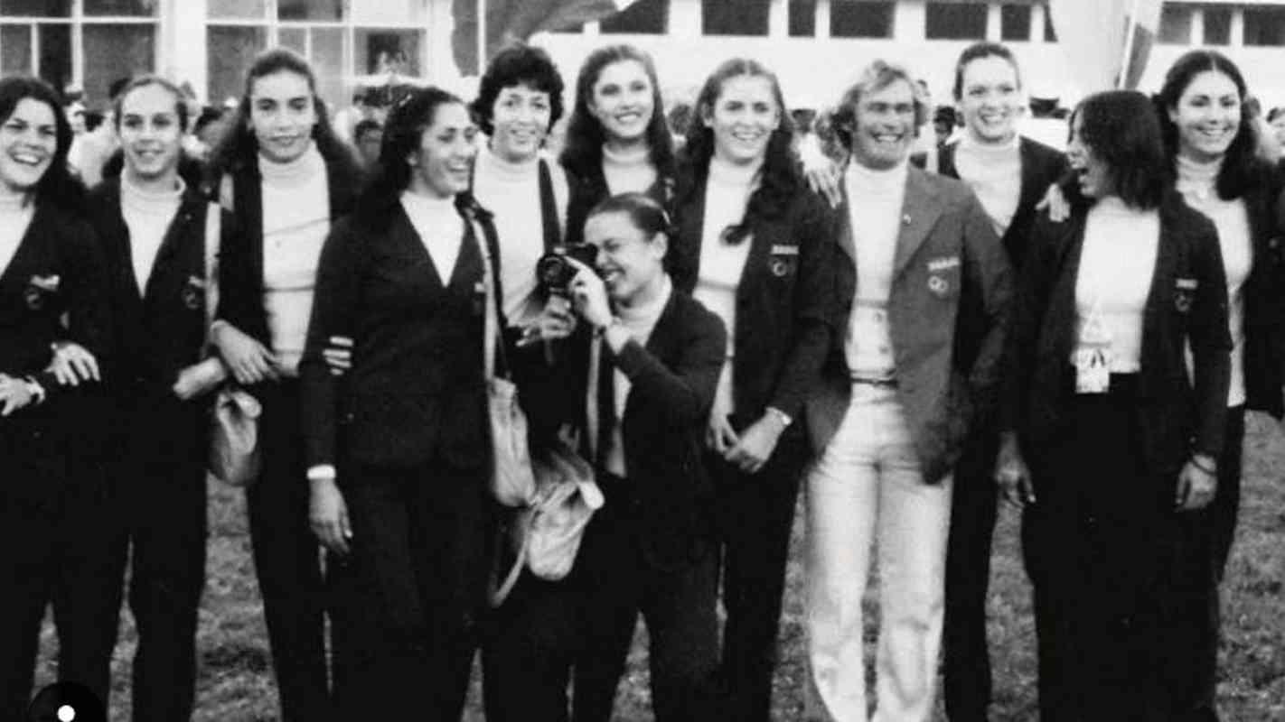 Jogadoras da Seleo Brasileira de vlei na cerimnia de abertura da Olimpada de Moscou'1980. Isabel  a terceira, da esquerda para a direita