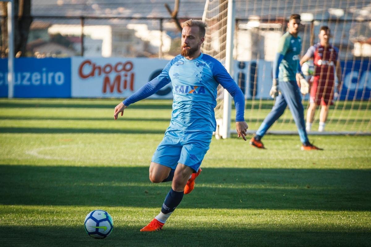 Depois de vencer o Amrica por 3 a 1 no Mineiro, o Cruzeiro se reapresentou na tarde desta sexta-feira, na Toca da Raposa II. Como de praxe, os titulares realizaram treinamento regenerativos na academia. J os reservas estiveram em campo para atividade tcnica sob orientao de Mano Menezes. O treinador, inclusive, passou a maior parte do trabalho em conversa reservada com o vice-presidente de futebol Itair Machado. O prximo compromisso do clube  contra o Atltico-PR, no domingo, s 19h, no Gigante da Pampulha. 