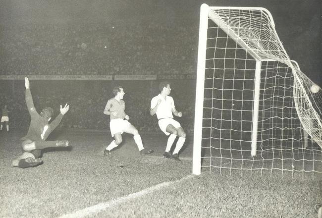 30/11/1966 - Lance do segundo gol do Cruzeiro, marcado pelo atacante Natal, na vitria sobre o Santos, pelo placar de 6 a 2, no Mineiro, em Belo Horizonte, no jogo de ida da final da Taa Brasil de 1966. Na foto, Tosto observa a bola dentro do gol do Santos.
